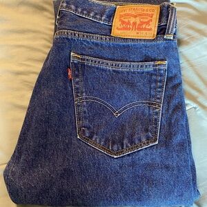 Men’s Levi 550 dark washed straight leg 5 pocket jeans. Size 34x34